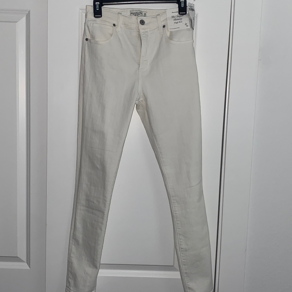 NWT Abercrombie & Fitch high rise, white skinny jeans.